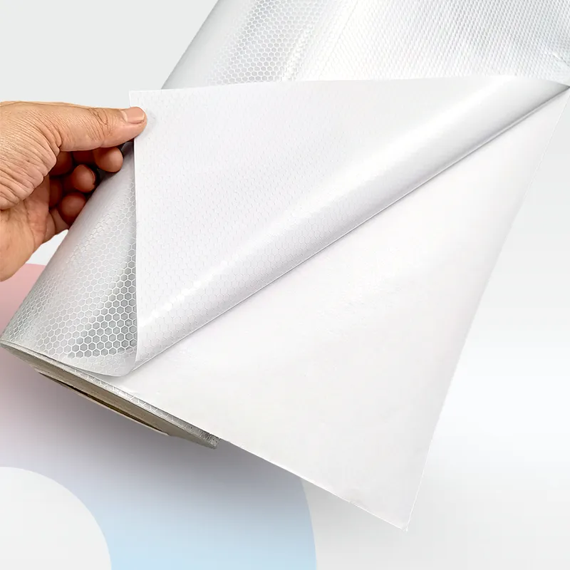 رول لاصق طباعة عاكس بنقشة سداسية مميزة بعرض 1.52 متر، يستخدم في لوحات الطرق والعلامات الإرشادية لضمان رؤية ليلية واضحة، متوفر بجودة احترافية لدى متجر سارع